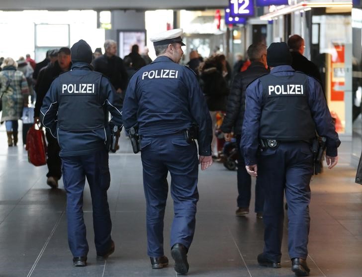 © Reuters. German police patrol the Hauptbahnhof, Berlin's main train station