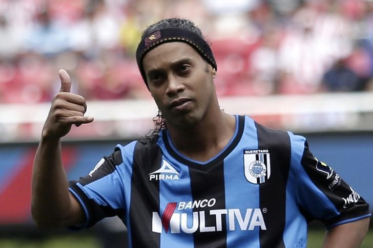 © Reuters. Ronaldinho podría impulsar negocios televisivos en México