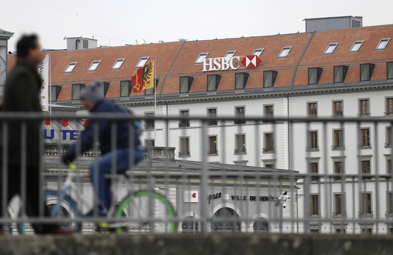 © Reuters. A HSBC logo is pictured at a Swiss branch of the bank in Geneva