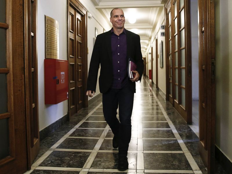 © Reuters. Greek Finance Minister Varoufakis arrives for a government meeting at the parliament in Athens