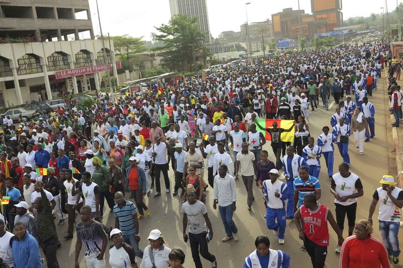 © Reuters. آلاف يحتجون ضد بوكو حرام ويؤيدون الجيش في الكاميرون