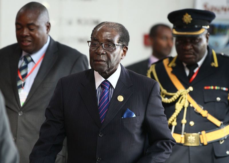 © Reuters. Zimbabwe's President Mugabe arrives for the Ordinary session of the Assembly of Heads of State and Government of the AU at the African Union headquarters in Ethiopia's capital Addis Ababa