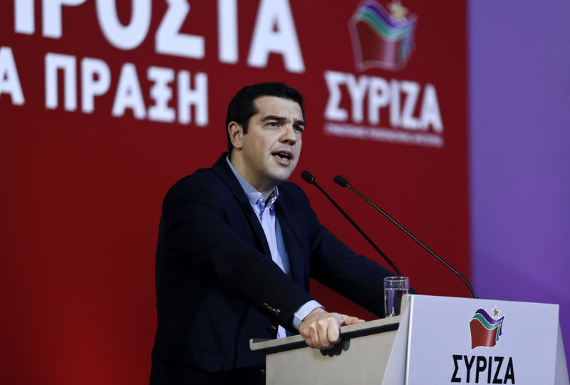 © Reuters. Greek PM Tsipras delivers a speech at the ruling Syriza party central committee in Athens