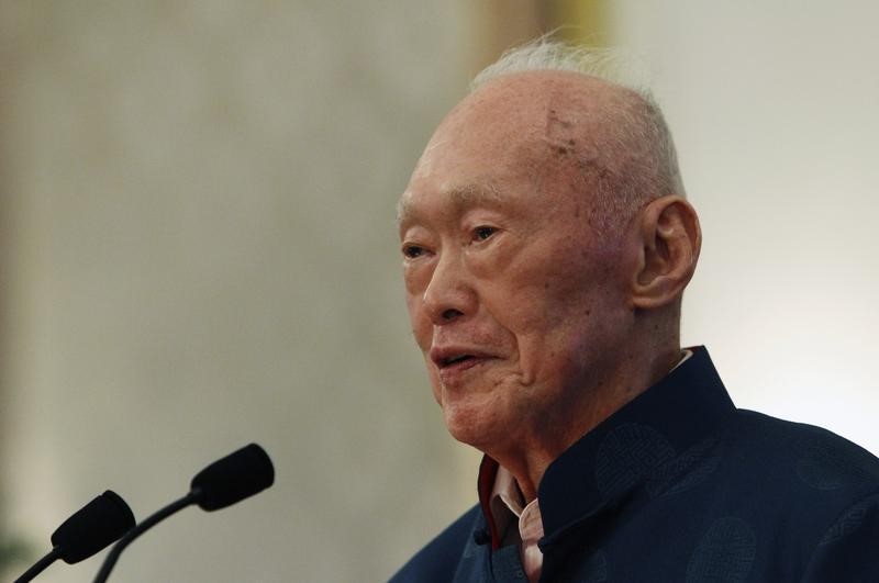 © Reuters. Singapore's former Prime Minister Lee speaks during his book launch at the Istana in Singapore