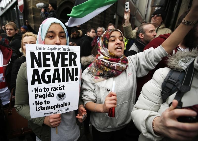 © Reuters. الآلاف يحتجون على مسيرة نظمها الفرع البريطاني لحركة معادية للإسلام