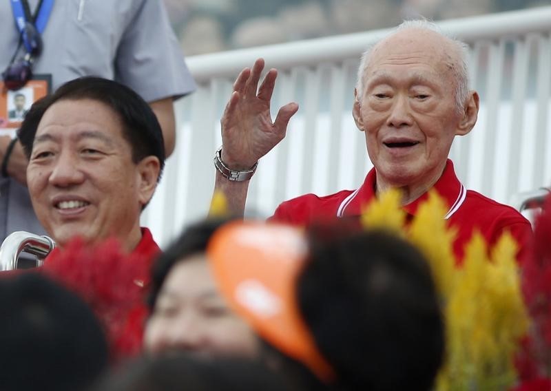 © Reuters. رئيس وزراء سنغافورة السابق لا يزال في العناية المركزة وتحسن طفيف في صحته