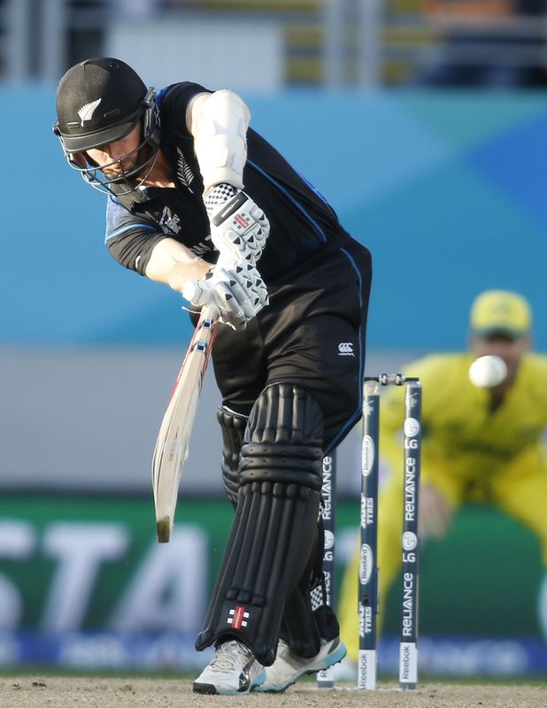 © Reuters. New Zealand's Williamson scores a run against Australia during their Cricket World Cup match in Auckland