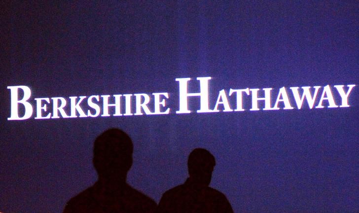 © Reuters. Berkshire Hathaway shareholders walk by a video screen at the company's annual meeting in Omaha