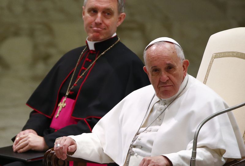 © Reuters. El papa Francisco ataca la cultura económica de "usar y tirar"