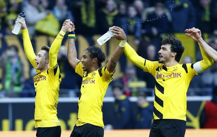 © Reuters. Borussia Dortmund's Reus Aubameyang and Hummels celebrate defeatingSchalke 04 in Bundesliga soccer match in Dortmund