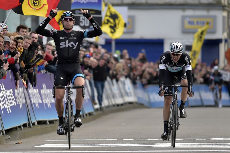 © Reuters. Sky team rider Ian Stannard of Britain crosses the finish line to win the Omloop Het Nieuwsblad cycling race ahead of Quick Step team rider Niki Terpstra of the Netherlands in Ghent
