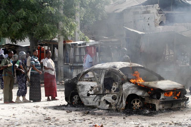 © Reuters. حركة الشباب تفجر سيارة ملغومة في مقديشو وإصابة ضابطي شرطة