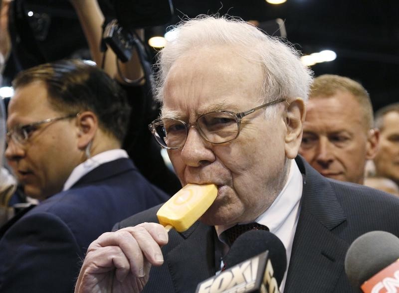 © Reuters. Berkshire Hathaway CEO Buffett bites into an ice cream during a trade show at the company's annual meeting in Omaha