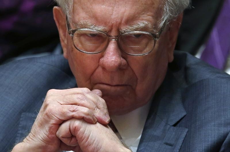 © Reuters. Financial investor Warren Buffett looks on during an announcement ceremony at Northwestern University in Evanston