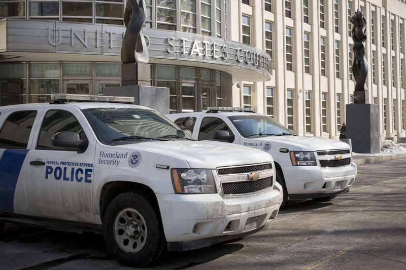 © Reuters. Federal Protective Service vehicles, which is a branch of Homeland Security, park outside the U.S. District Courthouse in the Brooklyn borough of New York