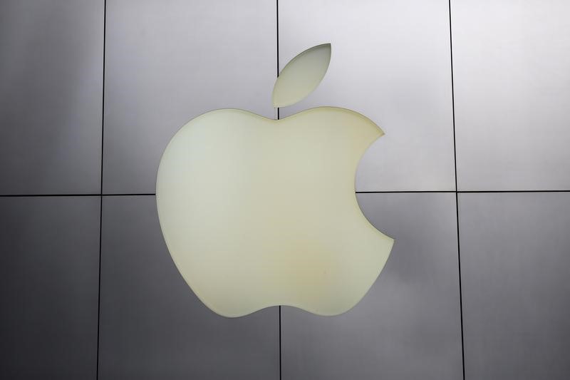 © Reuters. The Apple logo is pictured at its flagship retail store in San Francisco