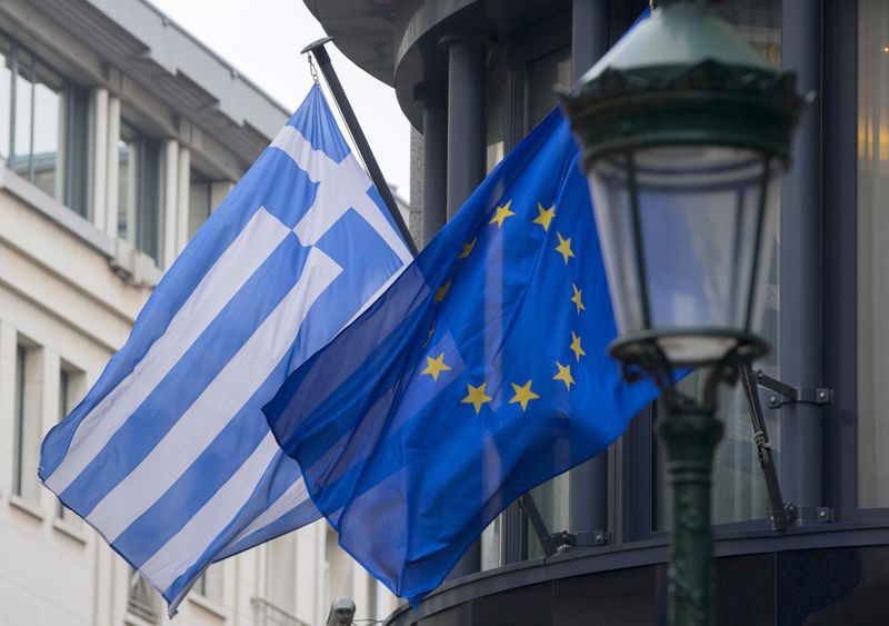 © Reuters. A Greek and a European flag flutter outside the Greek embassy in Brussels