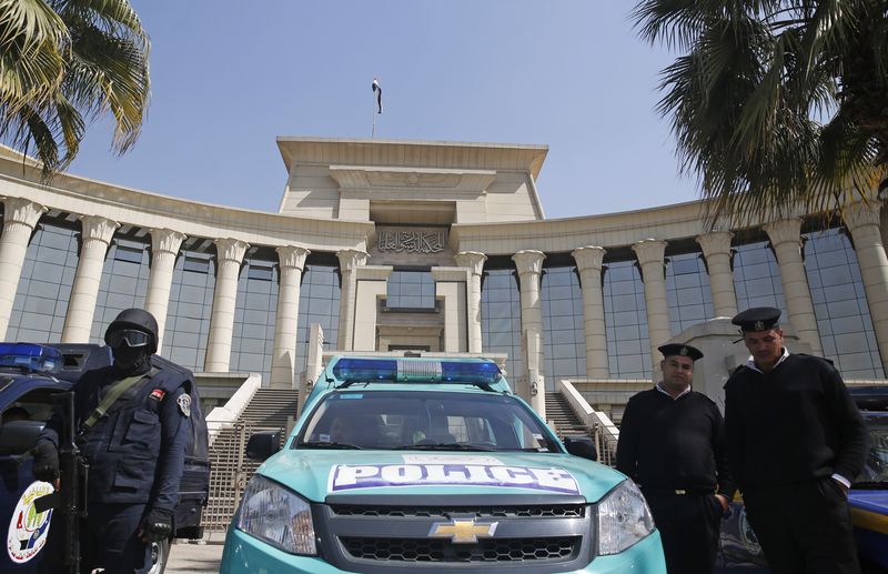 © Reuters. Members of the special forces police stand guard in front of the Supreme Constitutional Court in Cairo