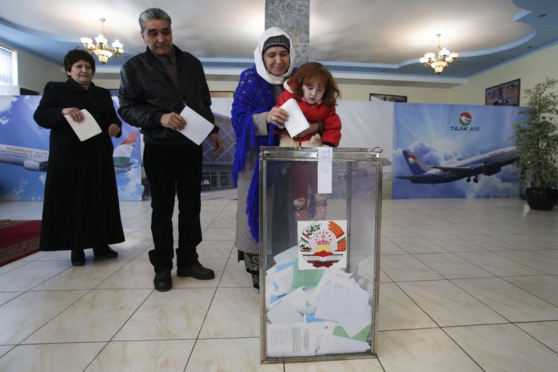 © Reuters. الناخبون يتوجهون لصناديق الاقتراع في طاجيكستان وسط توقعات بفوز حزب رحمانوف