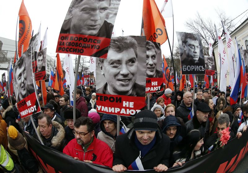 © Reuters. أنصار المعارضة في روسيا يتظاهرون تنديدا بقتل نيمتسوف