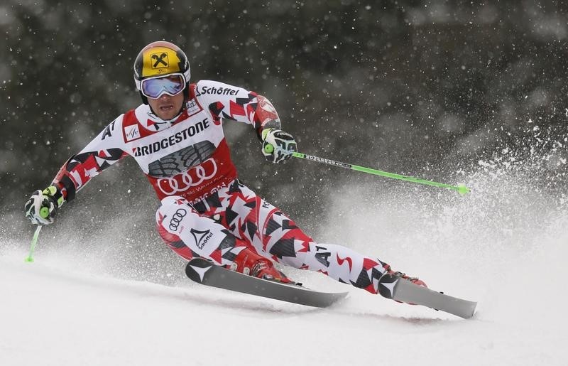 © Reuters. Hirscher of Austria clears gate during men's Alpine Skiing World Cup giant slalom in Garmisch-Partenkirchen 