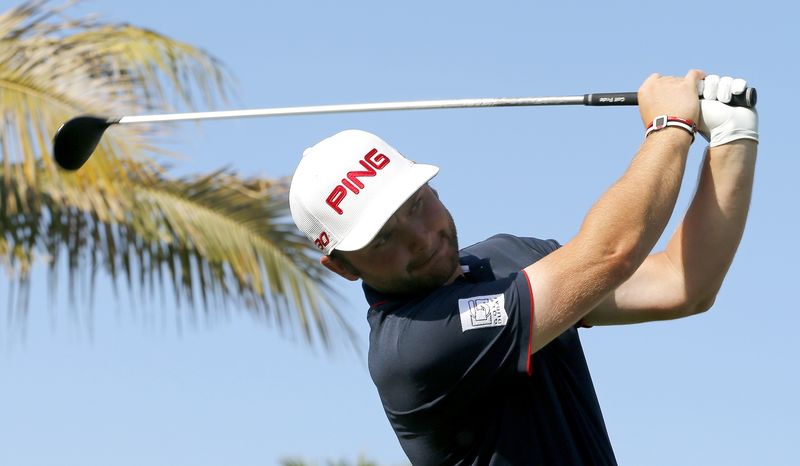 © Reuters. Andy Sullivan of England tees off on the 13th hole during the final round of the Dubai Desert Classic