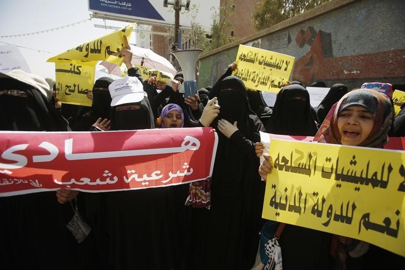 © Reuters. الرئيس اليمني يقول إن الرئيس السابق تآمر مع إيران ضد اتفاق انتقال السلطة