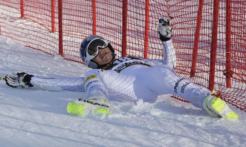 © Reuters. Vonn of the U.S. lands into the security net after crashing during the women's giant slalom of the Alpine Skiing World Cup in Maribor