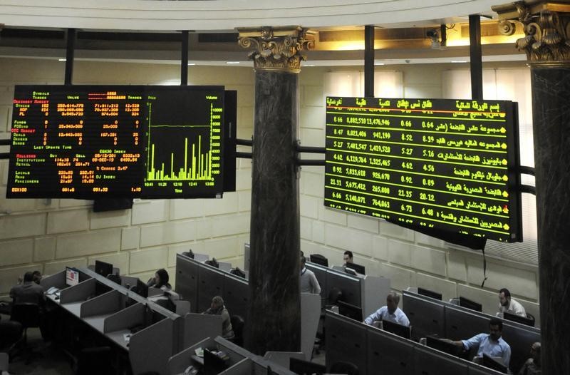 © Reuters. تباين أسواق الأسهم الخليجية وبورصة مصر تتراجع بعد إرجاء محتمل للانتخابات