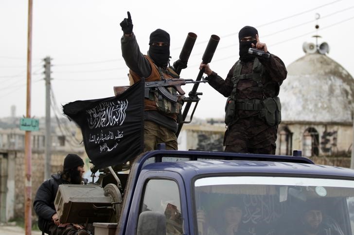 © Reuters. جماعة معارضة سورية تحل نفسها بعد خسائر وتنضم لتحالف إسلامي أوسع