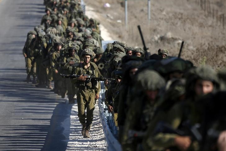 © Reuters. الجيش الإسرائيلي يجري تدريبا مفاجئا في الضفة الغربية