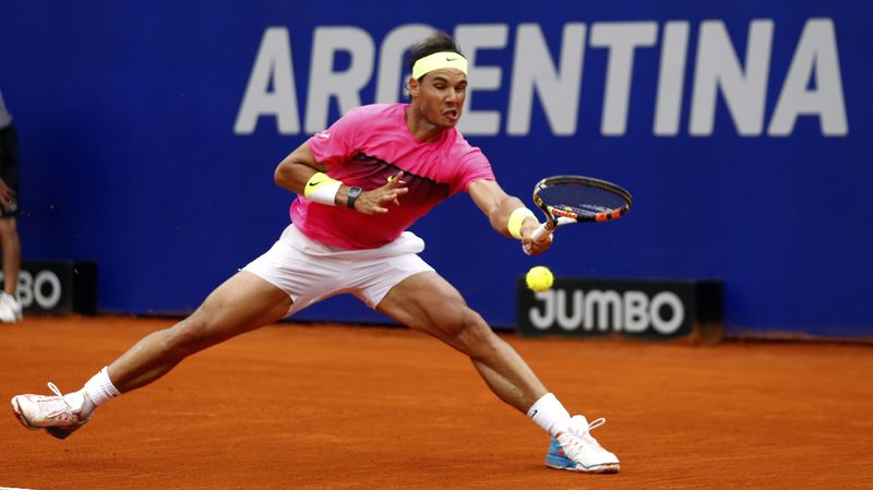 © Reuters. Nadal plays a shot during his final tennis match against Argentina's Monaco at the ATP Argentina Open in Buenos Aires