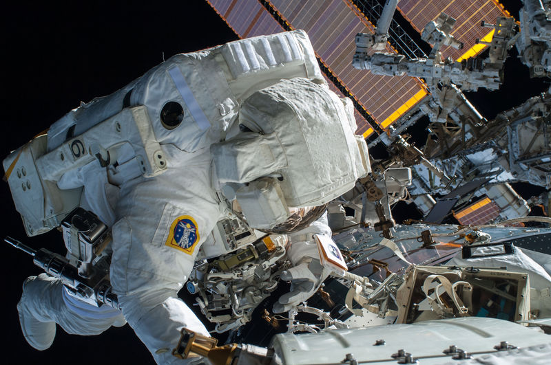© Reuters. مهمة سير في محطة الفضاء لتجهيزها لمركبات أمريكية جديدة