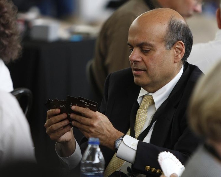 © Reuters. Ajit Jain of Berkshire's insurance operations plays a game of bridge during Berkshire Hathaway Shareholders annual meeting in Omaha