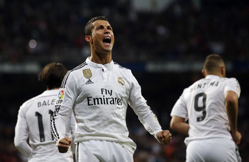 © Reuters. Cristiano Ronaldo celebra su gol en el empate 1-1 entre Real Madrid y Villarreal por la Liga de España