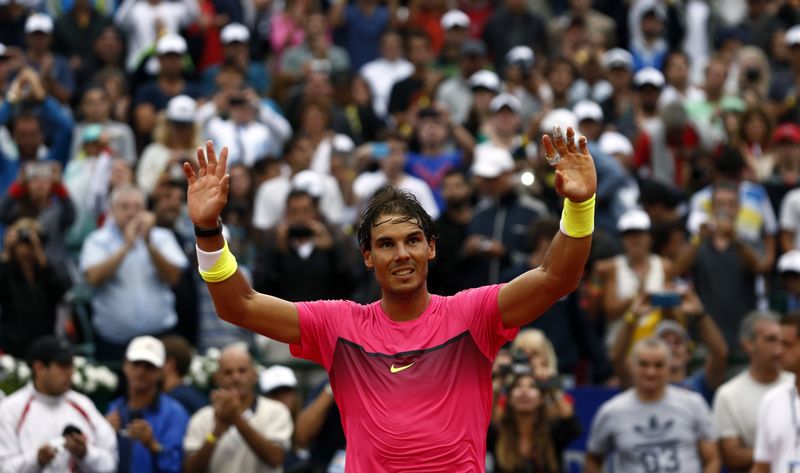 © Reuters. El español Rafael Nadal celebra tras vencer al argentino Juan Mónaco y ganar el título del torneo ATP en Buenos Aires