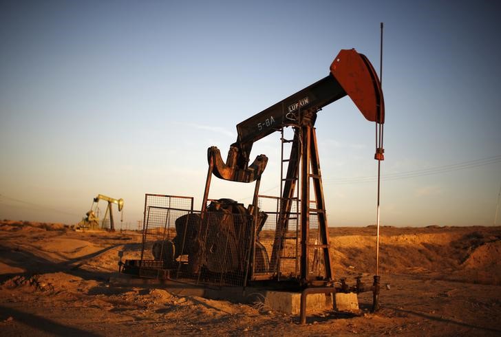 © Reuters. Pump Jacks are seen at sunrise near Bakersfield