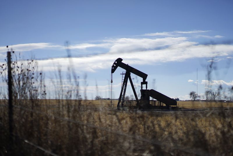 © Reuters. An oil well is seen near Denver