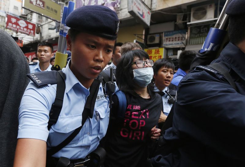 © Reuters. اعتقال أكثر من 30 شخصا بعد صدام بين محتجين مناهضين للصين والشرطة في هونج كونج