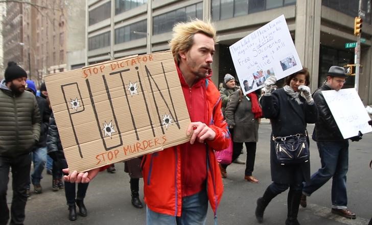 © Reuters. محتجون مناهضون لبوتين يتجمعون في نيويورك بعد اغتيال نيمتسوف