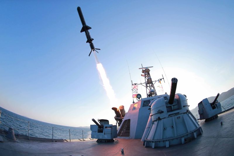 © Reuters. كوريا الشمالية تطلق صاروخين قصيرين المدى قبالة ساحلها