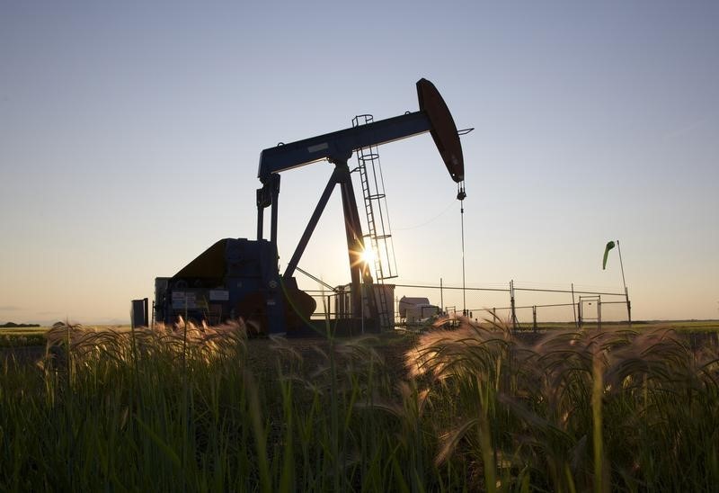 © Reuters. Станок-качалка на нефтяном месторождении близ Калгари