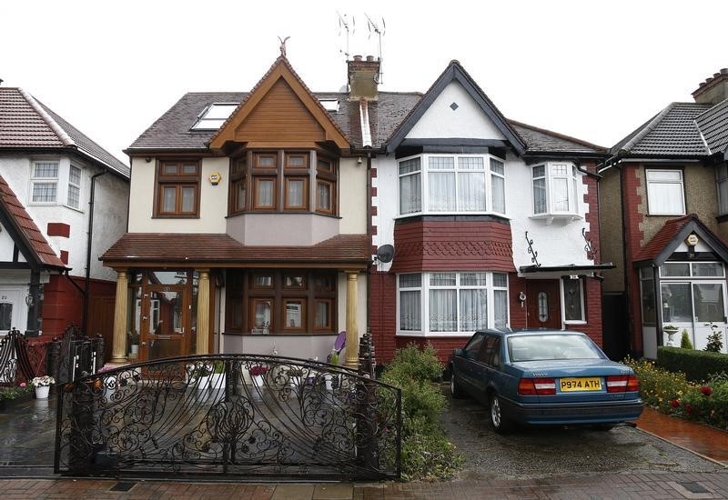 © Reuters. A view of semi-detached homes in Tilbury, southeast England