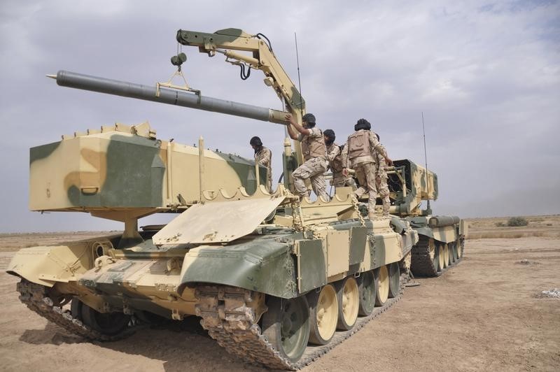 © Reuters. الجيش العراقي ومقاتلون شيعة يشنون هجوما شمالي بغداد