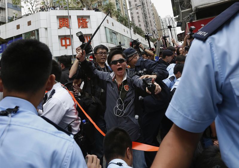 © Reuters. Más de 30 detenidos tras un choque entre manifestantes y policía en Hong Kong