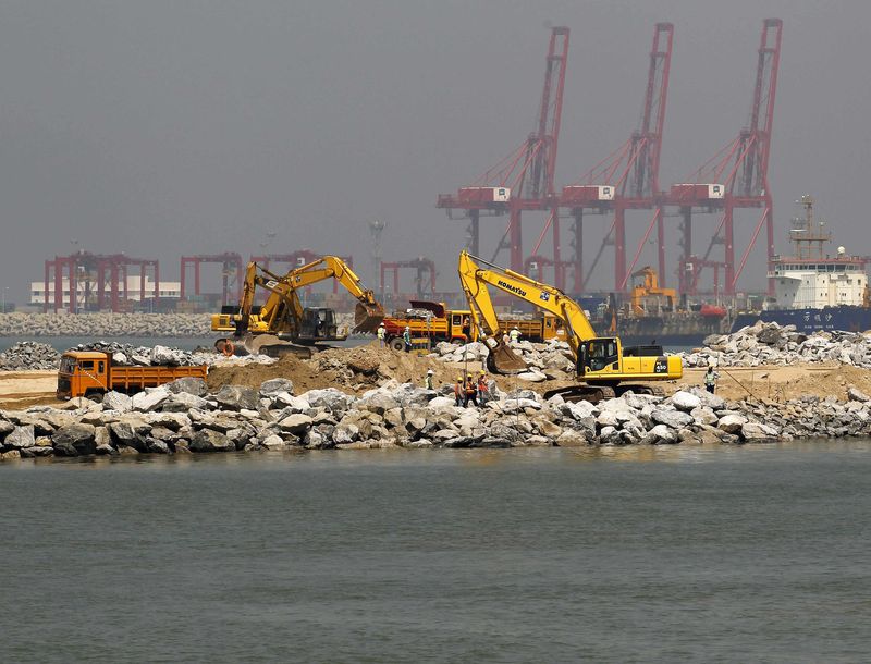 © Reuters. Excavators prepare to reclaim the seafront at a construction site of Chinese investment "Colombo Port City" in Colombo