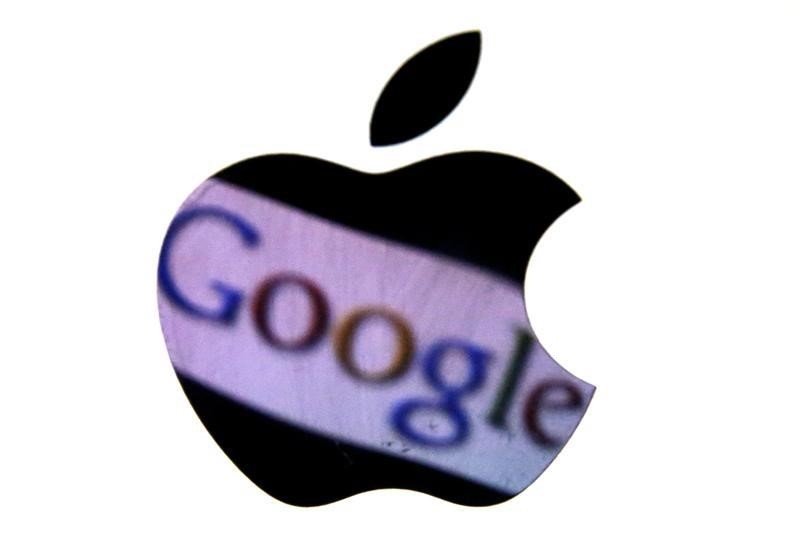 © Reuters. A Google trademark is reflected in Apple logo in this photo illustration taken in Berlin