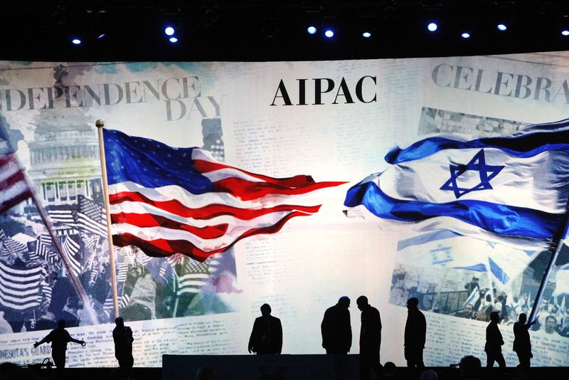 © Reuters. Workers prepare the stage at the American Israel Public Affairs Committee (AIPAC) policy conference in Washington