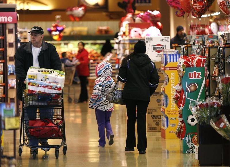 © Reuters. Shoppers roam the aisles at the Safeway store in Wheaton Maryland