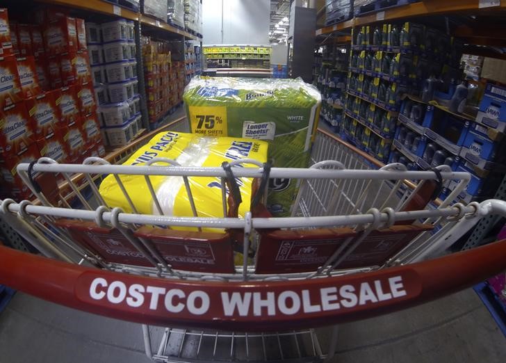 © Reuters. A Costco shopping cart is  shown at a Costco Wholesale store in Carlsbad, California